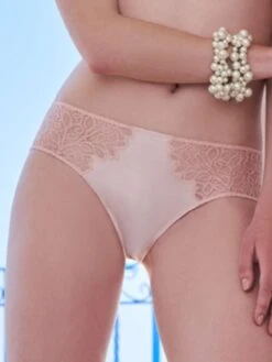 Spitzenslip Mit Seide WEDDING Puder-rosa Von Ritratti 8 Spitzenslip Mit Seide WEDDING Puder-rosa Von Ritratti -MAISON LEJABY Verkaufsgeschäft 71136 mediumwaist slip pink ritratti 3