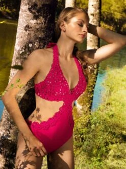 Makramee Bügel Badeanzug CHACHA Von Nicole Olivier -MAISON LEJABY Verkaufsgeschäft badeanzug makramee chacha fuchsia nicole olivier 1 7 1