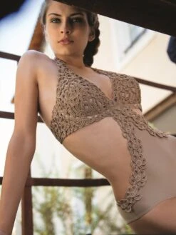 Makramee Bügel Badeanzug CHACHA Von Nicole Olivier -MAISON LEJABY Verkaufsgeschäft badeanzug makramee chacha taupe nicole olivier 7 1