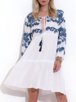 Sommerkleid Mit Stickerei RICAMATO Von Chiara Fiorini 8 Sommerkleid Mit Stickerei RICAMATO Von Chiara Fiorini -MAISON LEJABY Verkaufsgeschäft baumwolle kleid weiss blau cf9812 chiara fiorini