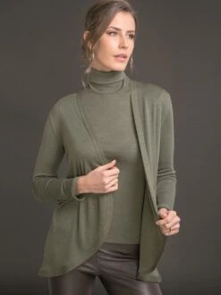 Merinowolle-Seide CARDIGAN Strickjacke Von Artimaglia 21 Merinowolle-Seide CARDIGAN Strickjacke Von Artimaglia -MAISON LEJABY Verkaufsgeschäft cardigan lungo wolle seide 28204 kaki artimaglia