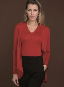 Merinowolle-Seide CARDIGAN Strickjacke Von Artimaglia 18 Merinowolle-Seide CARDIGAN Strickjacke Von Artimaglia -MAISON LEJABY Verkaufsgeschäft cardigan wolle seide 28204 rot artimaglia