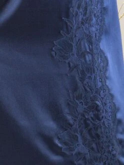 Seta Superior Seiden-Negligé SPLENDIDA Satin Von Cotton Club 41 Seta Superior Seiden-Negligé SPLENDIDA Satin Von Cotton Club -MAISON LEJABY Verkaufsgeschäft farbfeld seide spitze dunkelblau seta superior cotton club 1 2