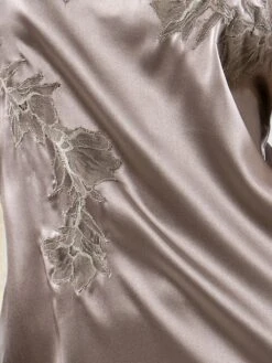 Seta Superior Seiden-Negligé SPLENDIDA Satin Von Cotton Club 35 Seta Superior Seiden-Negligé SPLENDIDA Satin Von Cotton Club -MAISON LEJABY Verkaufsgeschäft farbfeld seide spitze taupe seta superior cotton club 1 2