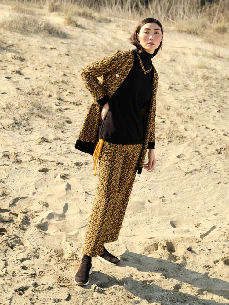 Lounge Set ZAFFERANO Mit Velourhose Schwarz-gelb Von Chiara Fiorini 4 Lounge Set ZAFFERANO Mit Velourhose Schwarz-gelb Von Chiara Fiorini – Bild 3