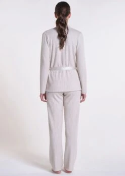 Hausanzug LOUNGE No. 6 Wollweiß Viscose Von Verdiani 10 Hausanzug LOUNGE No. 6 Wollweiß Viscose Von Verdiani -MAISON LEJABY Verkaufsgeschäft hausanzug viscose strick beige 8800 loungewear verdiani 2