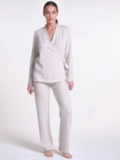 Hausanzug LOUNGE No. 6 Wollweiß Viscose Von Verdiani 11 Hausanzug LOUNGE No. 6 Wollweiß Viscose Von Verdiani -MAISON LEJABY Verkaufsgeschäft hausanzug viscose strick beige 8800 loungewear verdiani