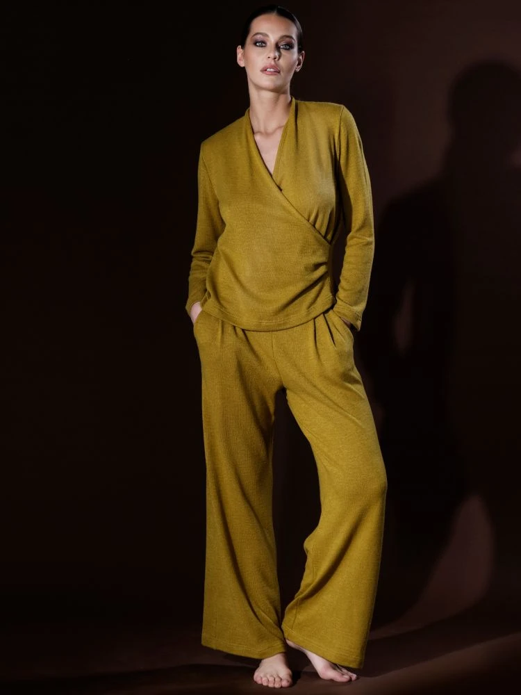 Feinstrick Hausanzug LOUNGE No. 4 Senfgelb Viscose Von Verdiani 4 Feinstrick Hausanzug LOUNGE No. 4 Senfgelb Viscose Von Verdiani – Bild 2