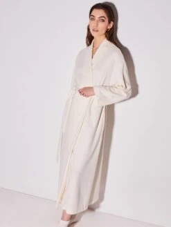 Hausmantel PANNA Cremeweiß Von Chiara Fiorini 5 Hausmantel PANNA Cremeweiß Von Chiara Fiorini -MAISON LEJABY Verkaufsgeschäft hausmantel kuschel baumwolle panna cf1348 chiara fiorini 1