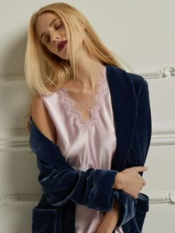 Seide-Viscose Samt Morgenmantel Lang DANIELA Von Vivis 28 Seide-Viscose Samt Morgenmantel Lang DANIELA Von Vivis -MAISON LEJABY Verkaufsgeschäft kimono seidensamt daniela dunkelblau vivis 2 1