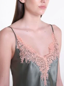 100% Seide Kurzpyjama OLIVE Mit Spitze Von Verdiani 10 100% Seide Kurzpyjama OLIVE Mit Spitze Von Verdiani -MAISON LEJABY Verkaufsgeschäft kurz pyjama seide olive 4905 verdiani woman 3