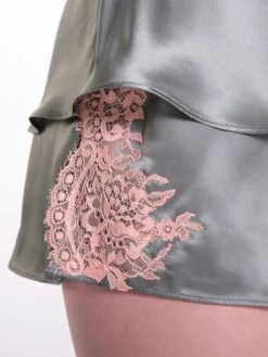 100% Seide Kurzpyjama OLIVE Mit Spitze Von Verdiani 11 100% Seide Kurzpyjama OLIVE Mit Spitze Von Verdiani -MAISON LEJABY Verkaufsgeschäft kurz pyjama seide olive 4905 verdiani woman 4