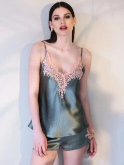 100% Seide Kurzpyjama OLIVE Mit Spitze Von Verdiani 9 100% Seide Kurzpyjama OLIVE Mit Spitze Von Verdiani -MAISON LEJABY Verkaufsgeschäft kurz pyjama seide olive 4905 verdiani woman 5 1