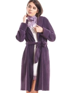 Morgenmantel KUSCHEL FLEECE Pflaume-violett Von Fiori Di Chiara 8 Morgenmantel KUSCHEL FLEECE Pflaume-violett Von Fiori Di Chiara -MAISON LEJABY Verkaufsgeschäft kuschel morgenmantel lila fc9137 fiori di chiara 3 1