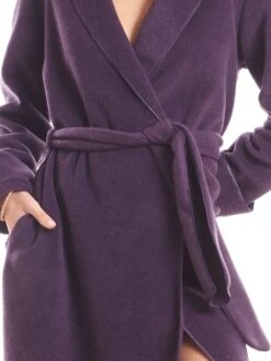 Morgenmantel KUSCHEL FLEECE Pflaume-violett Von Fiori Di Chiara 9 Morgenmantel KUSCHEL FLEECE Pflaume-violett Von Fiori Di Chiara -MAISON LEJABY Verkaufsgeschäft kuschel morgenmantel lila fc9137 fiori di chiara 5