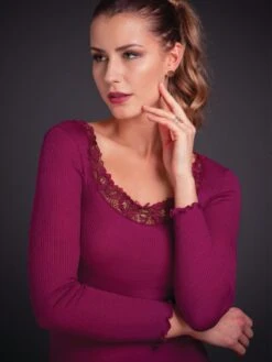 Merinowolle-Seide LANGARM SHIRT Mit Spitze Von Artimaglia -MAISON LEJABY Verkaufsgeschäft merino wolle seide shirt 67604 beere artimaglia 1