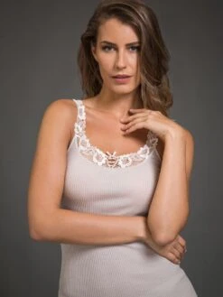 Merinowolle-Seide TRÄGER-TOP Mit Spitze Von Artimaglia -MAISON LEJABY Verkaufsgeschäft merino wolle seide top 67601 glassa natur artimaglia 2