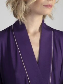 Modal Morgenmantel VIOLET In Lila Von Verdiani 8 Modal Morgenmantel VIOLET In Lila Von Verdiani -MAISON LEJABY Verkaufsgeschäft modal morgenmantel 4416 lila verdiani 3