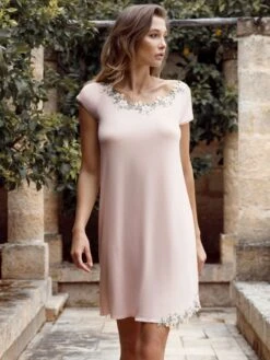 Kurzarm Nachtkleid CAMILLA Zartrosé Aus Modal Von Imec 7 Kurzarm Nachtkleid CAMILLA Zartrosé Aus Modal Von Imec -MAISON LEJABY Verkaufsgeschäft modal nachtkleid camilla rosa 69991 imec 2 1