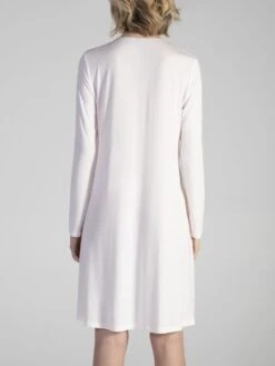 Modal Langarm Nachtkleid SNOW In Weiss Von Verdiani 8 Modal Langarm Nachtkleid SNOW In Weiss Von Verdiani -MAISON LEJABY Verkaufsgeschäft modal nachtkleid mittellang 4400 weiss verdiani 2