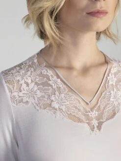 Modal Langarm Nachtkleid SNOW In Weiss Von Verdiani 9 Modal Langarm Nachtkleid SNOW In Weiss Von Verdiani -MAISON LEJABY Verkaufsgeschäft modal nachtkleid mittellang 4400 weiss verdiani 3