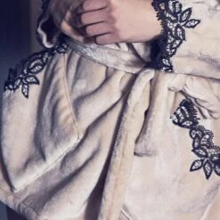 Warmer Hausmantel FREDA Lang Von Marjolaine -MAISON LEJABY Verkaufsgeschäft morgenmantel freda sand fre2401 1804 marjolaine 1 1