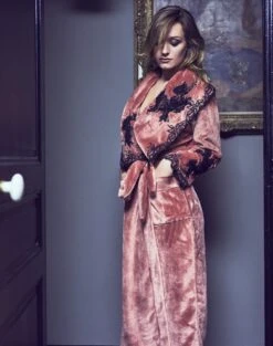 Warmer Hausmantel FREDA Lang Mit Spitze Marjolaine -MAISON LEJABY Verkaufsgeschäft morgenmantel freda tonerde fre2401 2404 marjolaine