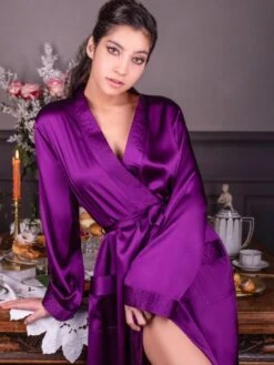 Seide Morgenmantel Lang NELIA Satin Marjolaine -MAISON LEJABY Verkaufsgeschäft morgenmantel lang nelia prune 4nel2201 marjolaine 1 1