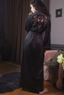 Samt Morgenmantel NOOR Schwarz Geblümt Mit Seide Von Marjolaine -MAISON LEJABY Verkaufsgeschäft morgenmantel lang noor noir 6noo2201 marjolaine 3 1