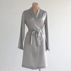 Morgenmantel Seide CANAIMA Kurz Von La Perla 10 Morgenmantel Seide CANAIMA Kurz Von La Perla -MAISON LEJABY Verkaufsgeschäft morgenmantel seide canaima kurz silber grau la perla 1