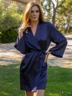 100% Seide Morgenmantel SOIE LASER Von Marjolaine -MAISON LEJABY Verkaufsgeschäft morgenmantel seide kurz dunkelblau laser 0036 marjolaine 3 8 1