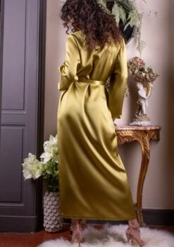 100% Seide Morgenmantel LAURIAN Lang Von Marjolaine 26 100% Seide Morgenmantel LAURIAN Lang Von Marjolaine -MAISON LEJABY Verkaufsgeschäft morgenmantel seide lang linde laurian goldgruen marjolaine 3 8