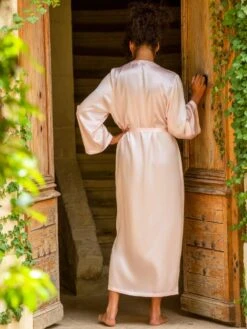 100% Seide Morgenmantel Lang LAURIAN Marjolaine 31 100% Seide Morgenmantel Lang LAURIAN Marjolaine -MAISON LEJABY Verkaufsgeschäft morgenmantel seide lang rosa laurian 0070 marjolaine 8 1