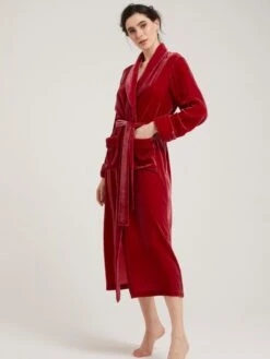 Seide-Viscose Samt Morgenmantel Lang DANIELA Von Vivis 33 Seide-Viscose Samt Morgenmantel Lang DANIELA Von Vivis -MAISON LEJABY Verkaufsgeschäft morgenmantel seidensamt daniela v00039 berry vivs 2