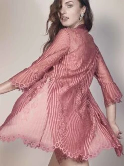 Spitze Morgenmantel JOSEPHINE Von Escora -MAISON LEJABY Verkaufsgeschäft morgenmantel spitze altrosa 1709 e264 771 josephine escora 1 1