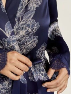 100% Seide Kimono TOI MON AMOUR Mit Print Von Aubade -MAISON LEJABY Verkaufsgeschäft morgenmantel toi mon amour qs65 nachtblau aubade 2