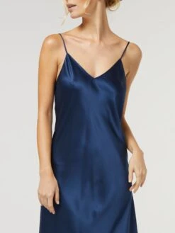 100% Seide Nachthemd CAROLINE Von Vivis 23 100% Seide Nachthemd CAROLINE Von Vivis -MAISON LEJABY Verkaufsgeschäft nachthemd seide caroline v00003 nachtblau vivis