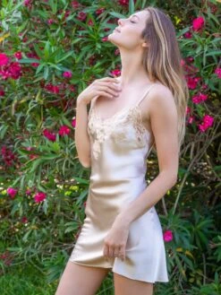 100% Seide Nachthemd MARJOLIE No. 1 Mit Spitze Marjolaine 21 100% Seide Nachthemd MARJOLIE No. 1 Mit Spitze Marjolaine -MAISON LEJABY Verkaufsgeschäft nachthemd seide marjolie 3mar0101 sand 1865 marjolaine 2 6