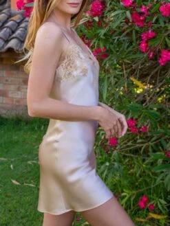 100% Seide Nachthemd MARJOLIE No. 1 Mit Spitze Marjolaine 15 100% Seide Nachthemd MARJOLIE No. 1 Mit Spitze Marjolaine -MAISON LEJABY Verkaufsgeschäft nachthemd seide marjolie 3mar0101 sand 1865 marjolaine 6