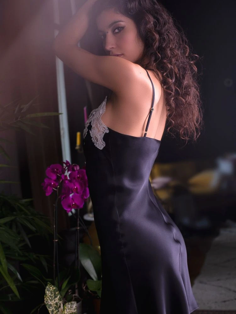 100% Seide Nachthemd MARJOLIE No. 1 Mit Spitze Marjolaine 4 100% Seide Nachthemd MARJOLIE No. 1 Mit Spitze Marjolaine - Image 2