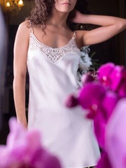 100% Seide Neglige SOIE FANTAISIE Uni Von Marjolaine 26 100% Seide Neglige SOIE FANTAISIE Uni Von Marjolaine -MAISON LEJABY Verkaufsgeschäft nachthemd seide soie fantaisie naturweiss 3soi0198 marjolaine 2 1 1