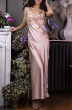 Stretchseide Neglige Lang NINA Luxus Von Marjolaine -MAISON LEJABY Verkaufsgeschäft nachtkleid lang nina boudoir nude 4nin3001 marjolaine 4 1