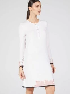 Modal Langarm Nachtkleid ANGEL No. 2 Zart-rosé Von Verdiani 7 Modal Langarm Nachtkleid ANGEL No. 2 Zart-rosé Von Verdiani -MAISON LEJABY Verkaufsgeschäft nachtkleid modal knielang weiss 4606 verdiani donna 1