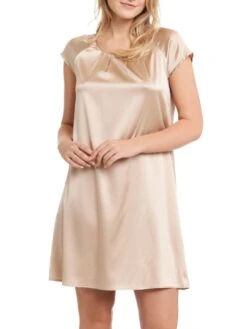 Seide Kurzarm Nachtkleid SEDUZIONE DI SETA Von Gattina 25 Seide Kurzarm Nachtkleid SEDUZIONE DI SETA Von Gattina -MAISON LEJABY Verkaufsgeschäft nachtkleid seide gold nude 381423 seduzione di seta gattina