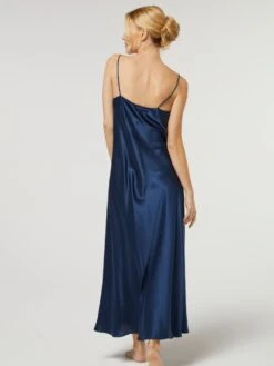 100% Seide Nachtkleid Lang DORINE Von Vivis 33 100% Seide Nachtkleid Lang DORINE Von Vivis -MAISON LEJABY Verkaufsgeschäft nachtkleid seide lang dorine v00006 nachtblau vivis 2 1