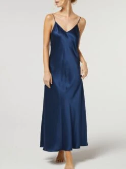 100% Seide Nachtkleid Lang DORINE Von Vivis 24 100% Seide Nachtkleid Lang DORINE Von Vivis -MAISON LEJABY Verkaufsgeschäft nachtkleid seide lang dorine v00006 nachtblau vivis 3 1
