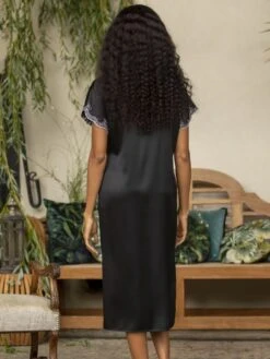 Stretchseide Nachtkleid REINE Mit Spitze Von Marjolaine 15 Stretchseide Nachtkleid REINE Mit Spitze Von Marjolaine -MAISON LEJABY Verkaufsgeschäft nachtkleid stretchseide 4rei3401 0004noir reine marjolaine 2