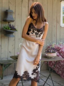 100% Seide Nachtkleid MARJOLIE No. 5 Von Marjolaine 10 100% Seide Nachtkleid MARJOLIE No. 5 Von Marjolaine -MAISON LEJABY Verkaufsgeschäft neglige lang seide 3mar6101 rosa schwarz marjolaine 2 1