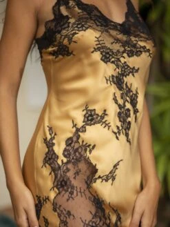 Seide Negligé PERSEA No. 3 Halblang Von Marjolaine -MAISON LEJABY Verkaufsgeschäft neglige lang seide 4per6101 8404ocre noir persea marjolaine 3