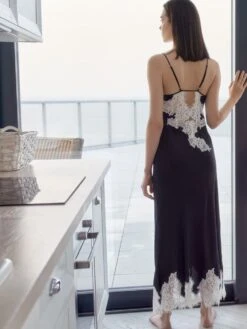 Seiden-Neglige Lang MAILIN No. 2 Satin Mit Spitze Von GATTINA 13 Seiden-Neglige Lang MAILIN No. 2 Satin Mit Spitze Von GATTINA -MAISON LEJABY Verkaufsgeschäft neglige seide lang mailin 393307 schwarz weiss gattina 1